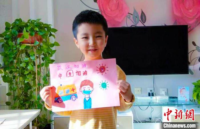 六岁的杨皓博上幼儿园大班，巴州森林消防支队一级消防士杨培的儿子，绘画为战疫情助力。。　孙康康　摄