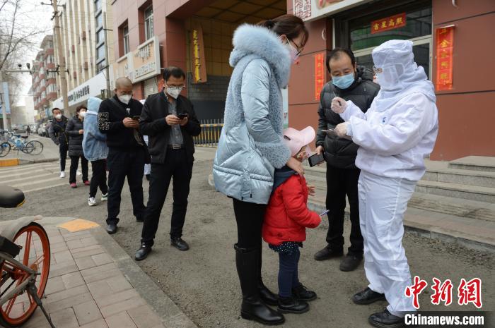 2月27日，工作人员为预购口罩的民众登记。　刘文华 摄