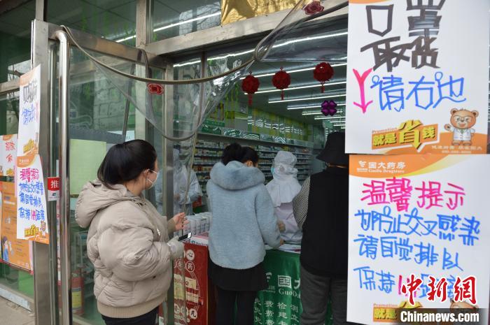 2月27日，民众购买口罩。　刘文华 摄