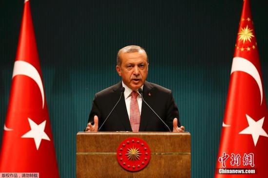 资料图：土耳其安卡拉，土耳其总统埃尔多安发表讲话。土耳其总统埃尔多安称土耳其将实施3个月的紧急状态，此举的目的是为了加强民主和自由。