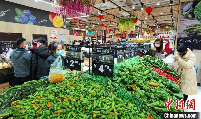 图为江西一家大型超市内，市民购物蔬菜。(资料图) 赵春亮 摄